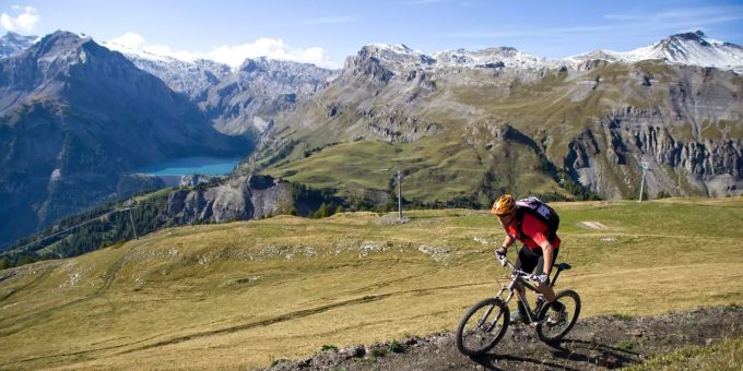 Sportliche Aktivitäten kommen in Crans-Montana GR keinesfalls zu kurz: Neben Tennis, Golf, Klettern und Wandern kann man den Berg auch mit einem Velo runterfahren. Crans-Montana Nau Reisen