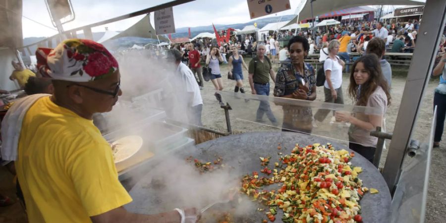 Kulinarische Gaumenfreuden aus aller Welt sind seit jeher ein Kennzeichen des Paléo Festivals in Nyon. Nun will das Open Air auch etwas gegen Lebensmittelabfälle unternehmen. (Archivbild)