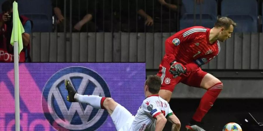 Beim Dribbling an der Eckfahne setzt sich Manuel Neuer (r) gegen den Weissrussen Juri Kowalew durch. Foto: Marius Becker