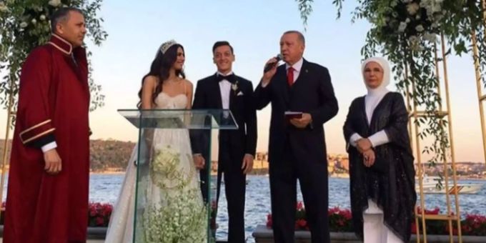 Für die Wahl seines Trauzeugen Erdogan muss Mesut Özil viel Kritik einstecken. Mesut Özil