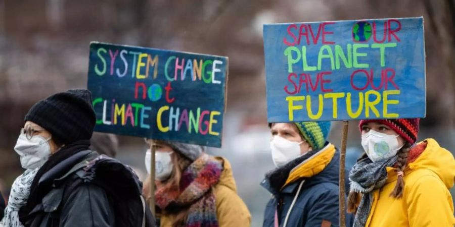 Unterstützer der Bewegung "Fridays for Future" haben mit verschiedenen Aktionen für eine bessere Klimaschutzpolitik demonstriert. Foto: Christoph Schmidt/dpa