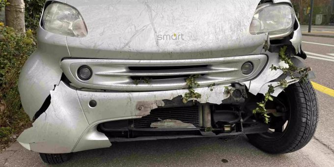 Eine 26-jährige Autofahrerin prallte in Baden, aus noch unbekannten Gründen, gegen eine Mauer.