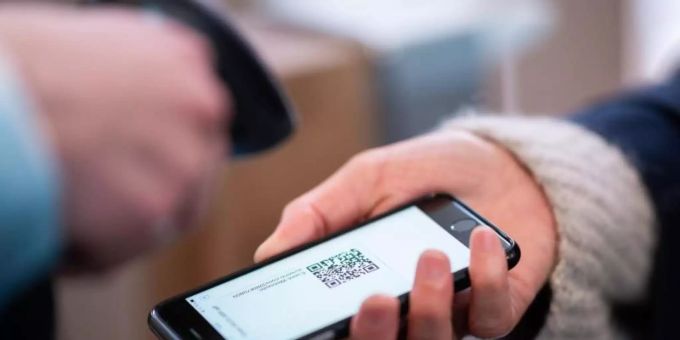Eine Frau lässt am Eingang eines Corona-Schnelltest-Zentrums einen QR-Code auf ihrem Smartphone abscannen. Foto: Daniel Reinhardt/dpa Eine Frau lässt am Eingang eines Corona-Schnelltest-Zentrums einen QR-Code auf ihrem Smartphone abscannen. Foto: Daniel Reinhardt/dpa