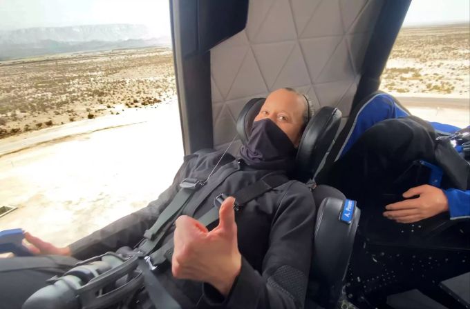 Auf diesem von Blue Origin zur Verfügung gestellten Foto zeigt Audrey Powers den Daumen nach oben im Inneren der «New Shepard»-Raketenkapsel während einer Crew-Probe im Westen von Texas. jeff bezos