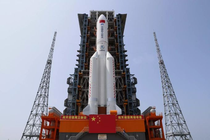 Das Kernmodul der chinesischen Raumstation «Tianhe» (dt. Himmlische Harmonie) auf der Raket von Typ Langer Marsch 5B-Y2e wird in den Startbereich für Raumschiffe gebracht. Start der chinesischen Raumstation