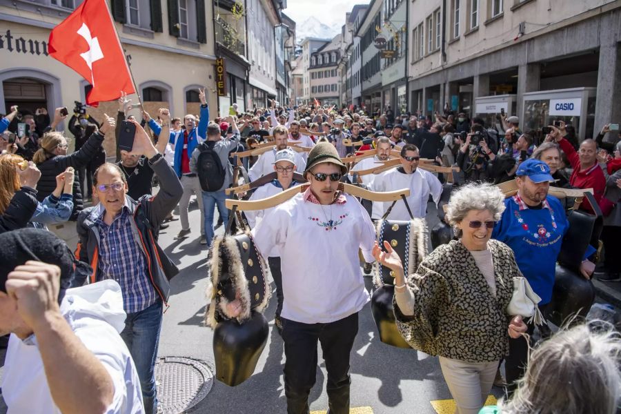 Corona-Skeptiker vor dem Telldenkmal in Altdorf UR bei einem nicht bewilligten Demonstrationsumzug gegen die Corona-Massnahmen und Maskenpflicht, am Samstag, 10. April 2021.