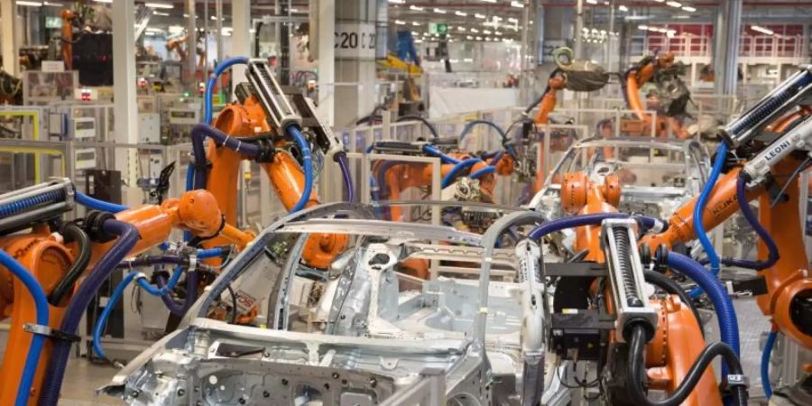 Das Volkswagen-Werk in Emden: Warnstreiks haben die Produktion dort und in Hannover für kurze Zeit lahmgelegt. Foto: Jörg Sarbach/dpa