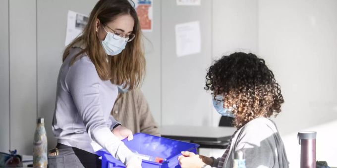 Im Kanton Bern werden ab nächster Woche Speicheltests gegen das Coronavirus in den Schulen durchgeführt. (Symbolbild) Speicheltest Schule Coronavirus