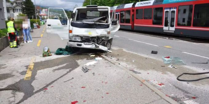 Beide am Unfall beteiligte Fahrzeuge erlitten Totalschaden. Unfall