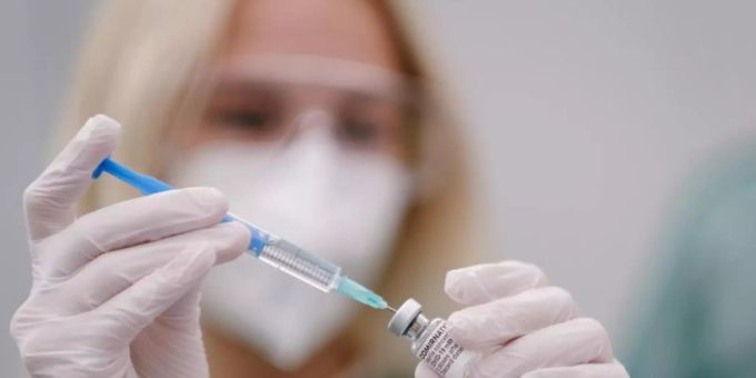 Eine Mitarbeiterin im Gesundheitswesen zieht eine Spritze mit-Impfstoff gegen das Coronavirus auf. coronavirus