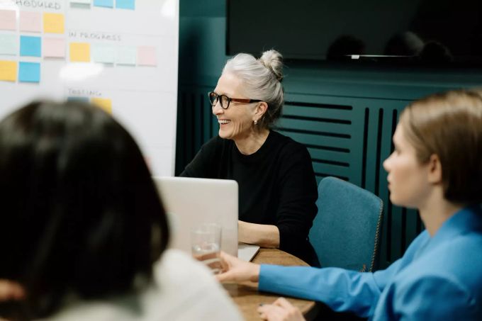 Keine Bewerbungs-Filter: Diverse Teams nutzen die Vorzüge von 50plus. 50plus Bewerbungs Jobsuche Diversität
