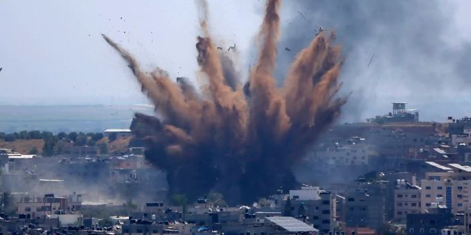 dpatopbilder - 13.05.2021, Palästinensische Autonomiegebiete, Gaza: Rauch steigt auf nach einem israelischen Luftangriffen. Konflikt in Nahost