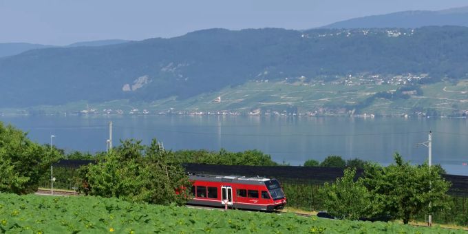 Zug der Aare Seeland mobil (asm) bei Mörigen. Zug in Biel