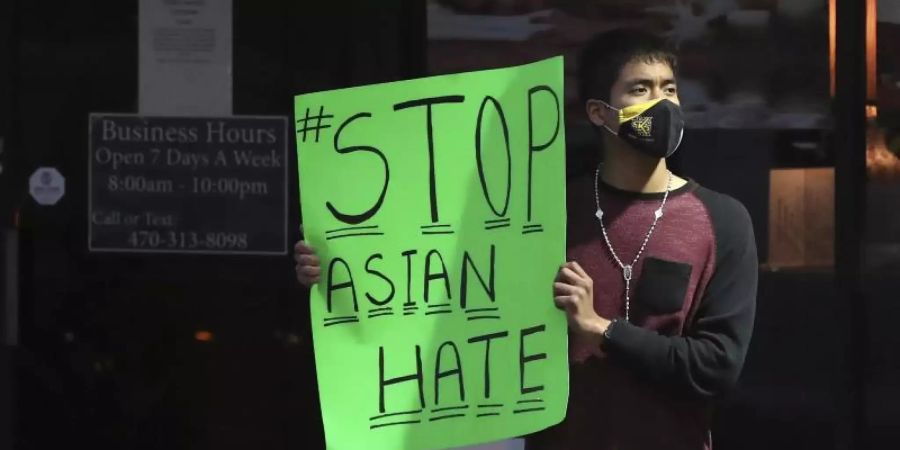 Ein Demonstrant verurteilt den Hass gegen Asiaten. Foto: Curtis Compton/Atlanta Journal-Constitution/AP/dpa