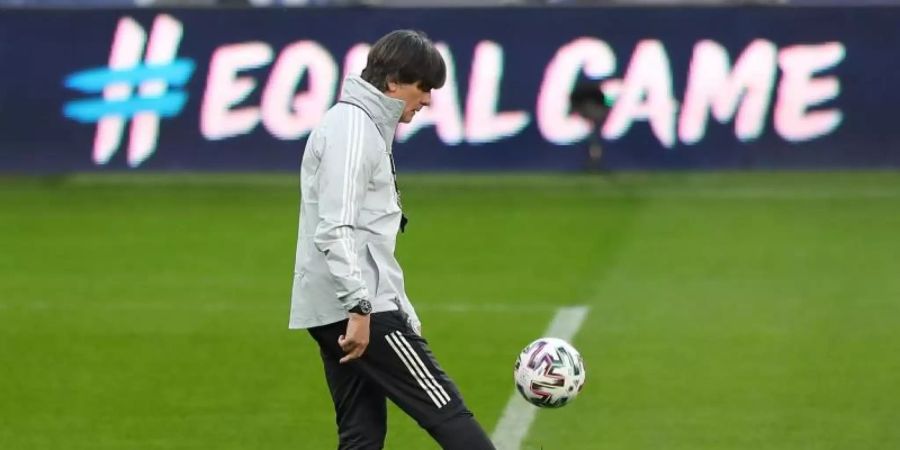 Joachim Löw beim Abschlusstraining der Nationalmannschaft vor dem WM-Qualifikationsspiel in Rumänien. Foto: Stefan Constantin/dpa