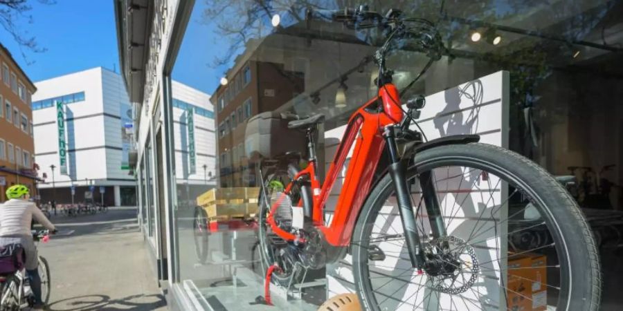 In der Corona-Pandemie werden öffentliche Verkehrsmittel oft gemieden. Als Alternative setzen viele Bundesbürger aufs E-Bike. Foto: Andreas Arnold/dpa