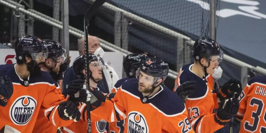 Leon Draisaitl (M) erzielte einen Hattrick für die Oilers. Foto: Jason Franson/The Canadian Press/AP/dpa