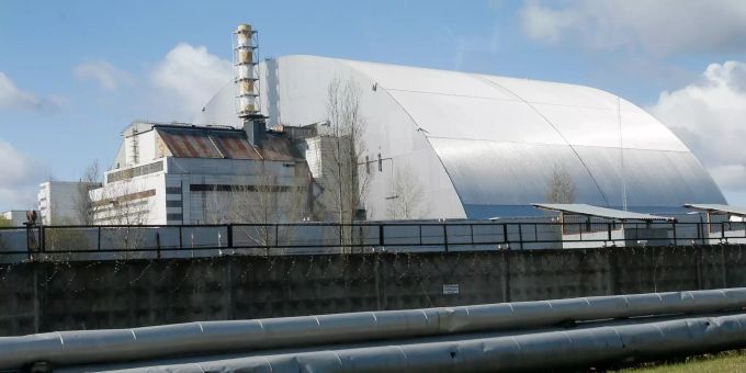 Ein Schutzbau bedeckt den explodierten Reaktor im Kernkraftwerk Tschernobyl. 35 Jahre atomkatastrophe Tschernobyl