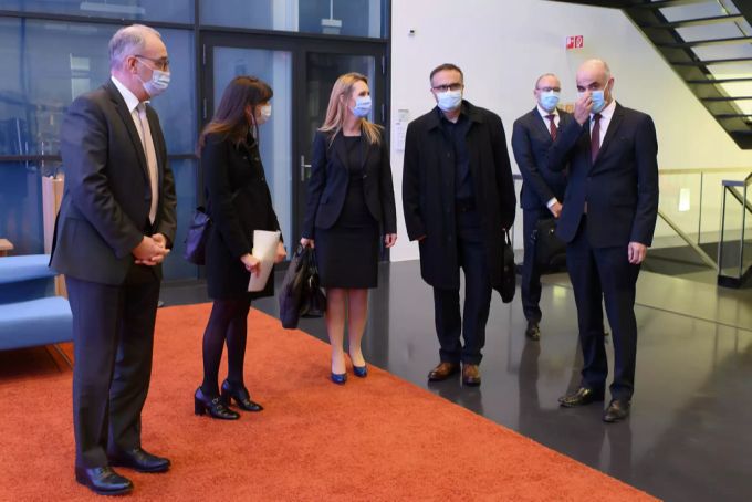 Bundespräsident Guy Parmelin, die Waadtländer Regierungsrätin Rebecca Ruiz, Sabine Bruckner, Geschäftsführerin Pfizer Schweiz, Dan Staner, Vizepräsident und Europachef von Moderna und Bundesrat Alain Berset, von links, warten auf ihren Einsatz an einer Medienkonferenz zur Lieferung von Impfdosen und der laufenden Impfkampagne, am Donnerstag, 25. März 2021 in Bern. Pfizer Moderna Bundesrat Ruiz