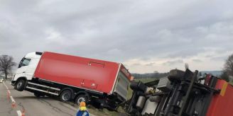 Gekippt - Glück im Unglück für Fahrer eines Lastzuges in Düdingen FR