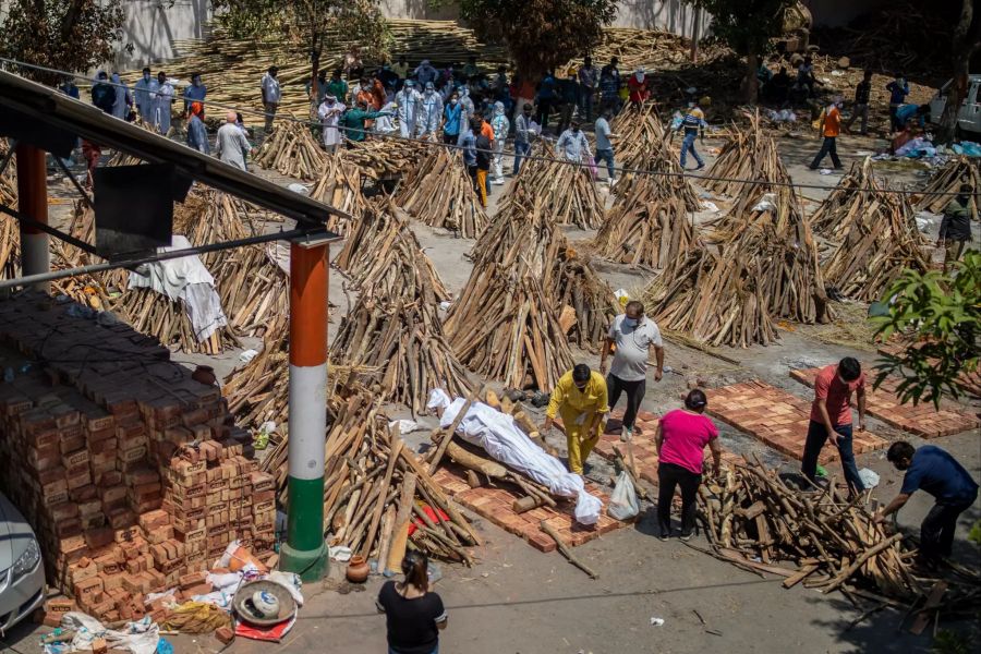 In Indien wurden wegen der vielen Corona-Toten bereits Not-Krematorien unter freiem Himmel aufgebaut.