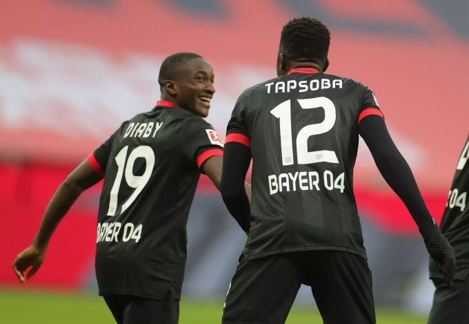 Moussa Diaby (li.) feiert sein Tor zum 2:0 für Bayer Leverkusen gegen den 1. FC Köln. 1. FC Köln Leverkusen