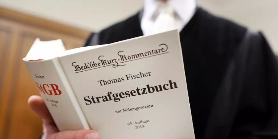 In Hamburg müssen sich zwei Männer wegen gemeinschaftlichen versuchten Schwangerschaftsabbruchs in Tateinheit mit gefährlicher Körperverletzung vor Gericht verantworten. (Symbolbild). Foto: Oliver Berg/dpa