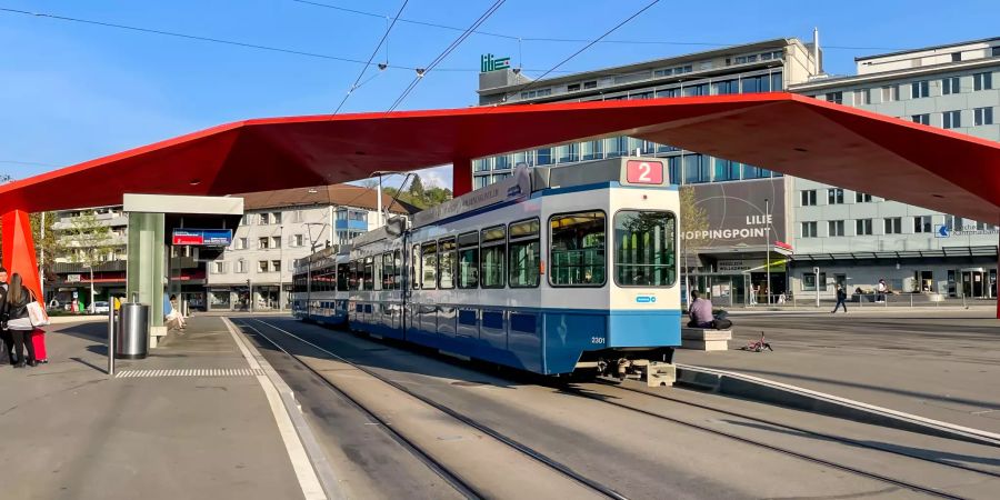 Der Bahnhof und die Tramhaltestelle in Schlieren.