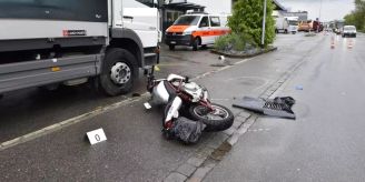 Kloten ZH - Motorradfahrer verletzt sich bei Unfall schwer