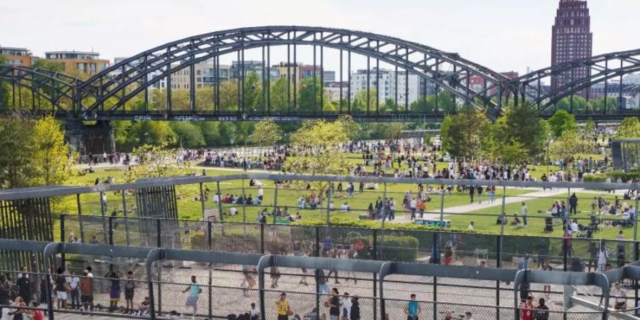 Buntes Treiben im Frankfurter Hafenpark. Bundesgesundheitsminister Spahn mahnt, Lockerungsschritte müssten vorsichtig gegangen werden. Foto: Frank Rumpenhorst/dpa