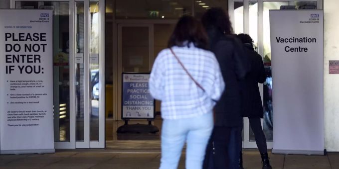 Menschen stehen vor einem Impfzentrum im Madejski Stadium, um eine Impfung mit dem Corona-Impfstoff von Moderna zu erhalten. Coronavirus - Grossbritannien