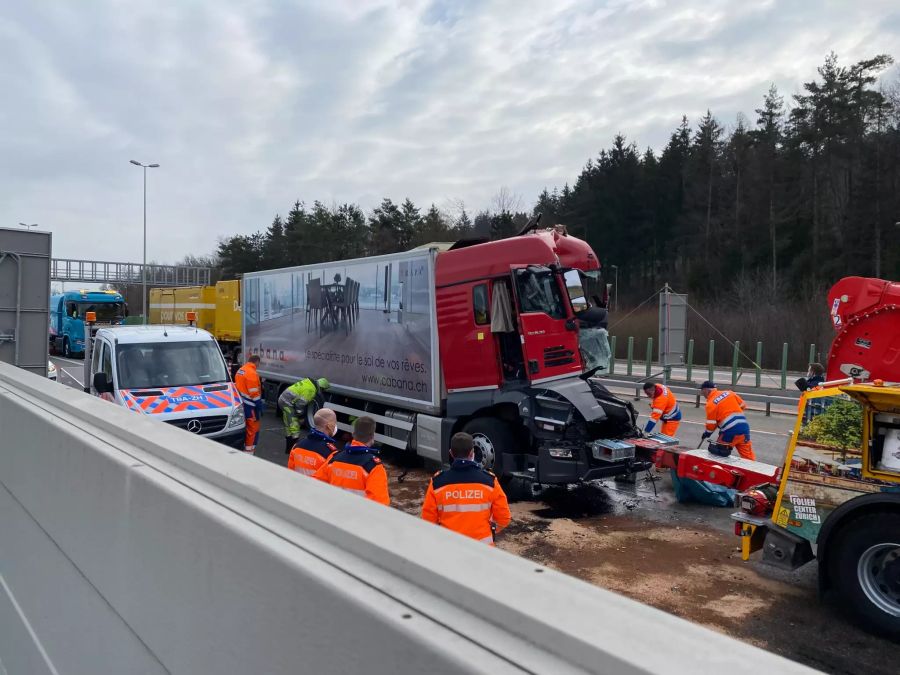 Der verunfallte Lastwagen auf der Autobahn A1 bei Winterthur.