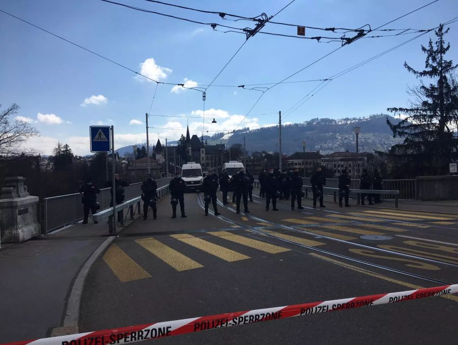 Die Kirchfeldbrücke konnte später von der Polizei geräumt werden.