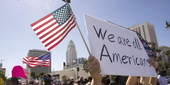Menschen nehmen an einer Kundgebung gegen Hassverbrechen gegen asiatische Amerikaner teil. Foto: Damian Dovarganes/AP/dpa/Archiv Menschen nehmen an einer Kundgebung gegen Hassverbrechen gegen asiatische Amerikaner teil. Foto: Damian Dovarganes/AP/dpa/Archiv