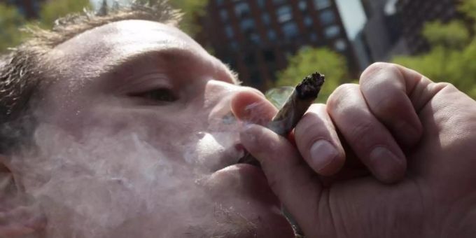 Wer einen Corona-Impfnachweis vorzeigt, erhält bei der «Joints for Jabs»-Aktion in New York einen kostenlosen Joint. Foto: Mark Lennihan/AP/dpa Wer einen Corona-Impfnachweis vorzeigt, erhält bei der «Joints for Jabs»-Aktion in New York einen kostenlosen Joint. Foto: Mark Lennihan/AP/dpa