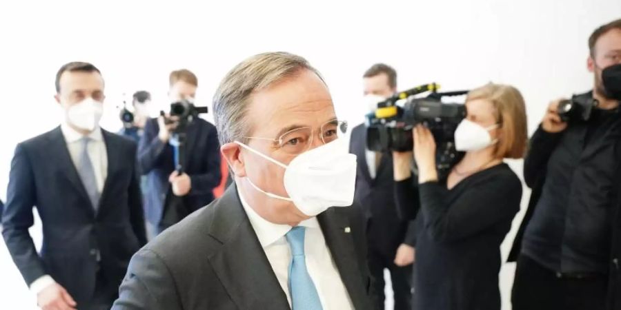 Der CDU-Vorsitzende und Ministerpräsident von Nordrhein-Westfalen, Armin Laschet und CDU-Generalsekretär Paul Ziemiak (l) verlassen eine Pressekonferenz im Konrad-Adenauer-Haus zur Kanzlerkandidatenfrage der Union. Foto: Michael Kappeler/dpa