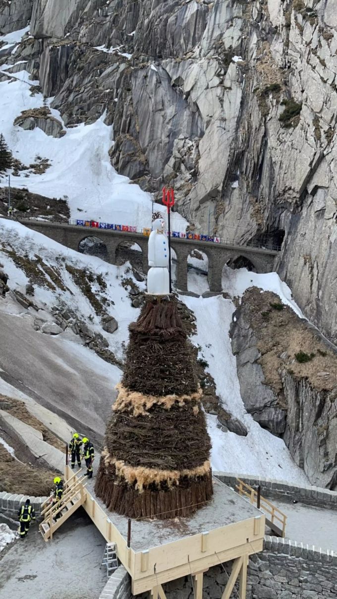 Die Feuerwehr nimmt letzte Sicherheitsvorkehrungen vor. böögg