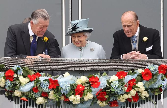 Sir Michael Oswald, Queen Elizabeth und Prinz Philip bei einem Pferderennen 2013. queen