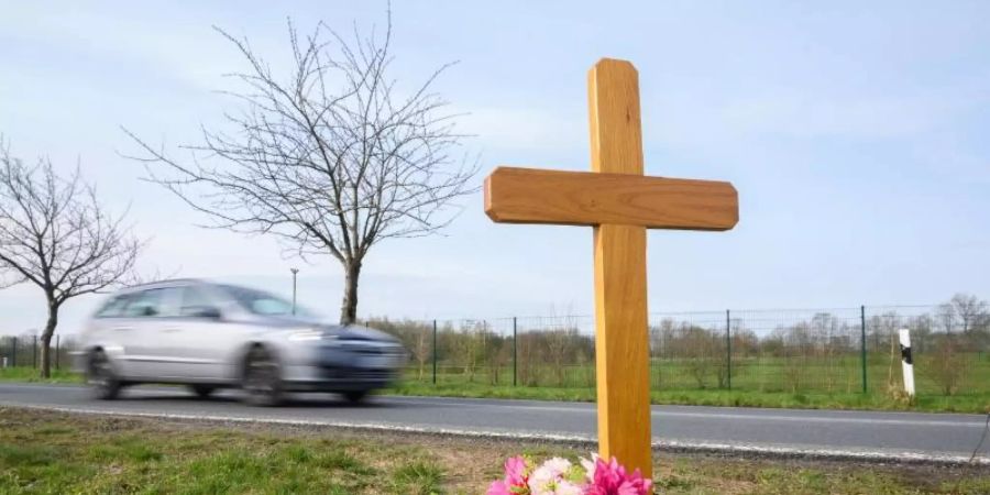 Ein Kreuz zum Gedenken an ein Opfer eines Verkehrsunfalls steht an einer Landstrasse im Landkreis Hildesheim. Foto: Julian Stratenschulte/dpa