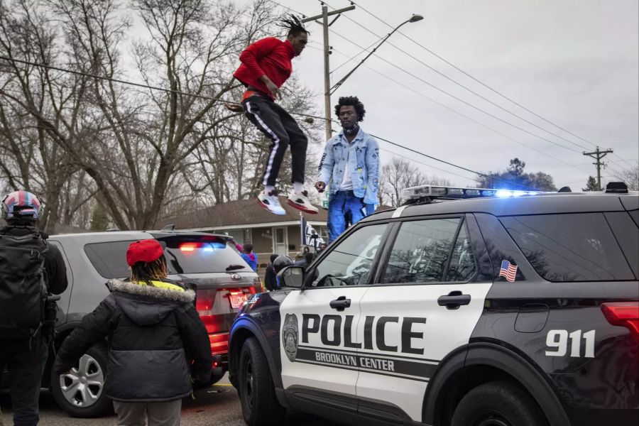 Demonstranten stossen mit der Polizei zusammen, Sonntag, 11. April 2021, in Brooklyn Center, Minn.