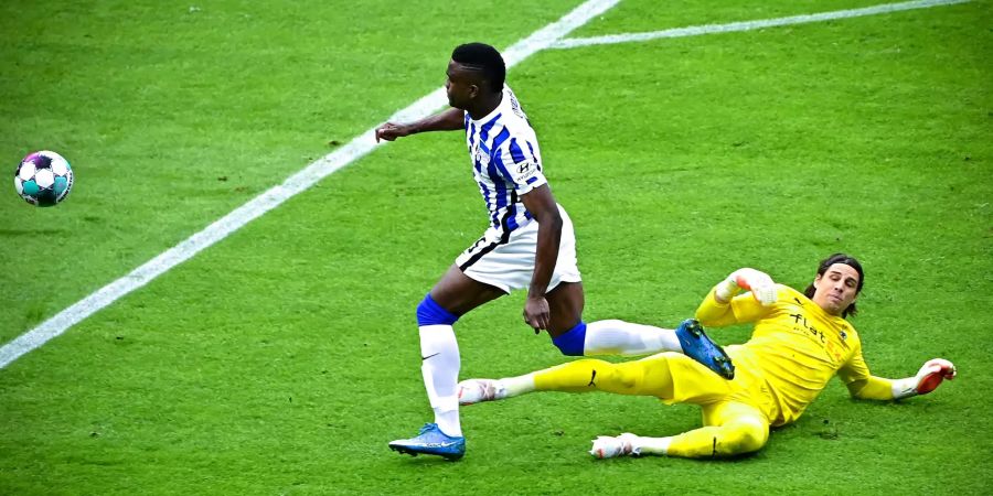 Yann Sommer stoppt Herthas Jhon Cordoba als letzter Mann regelwidrig.