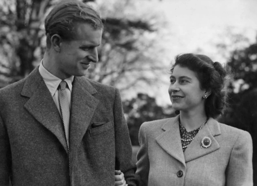 Die Queen verliebte sich in Prinz Philip, da war sie gerade mal 13 Jahre alt. Hier: das erste Bild nach ihrer Hochzeit 1947.