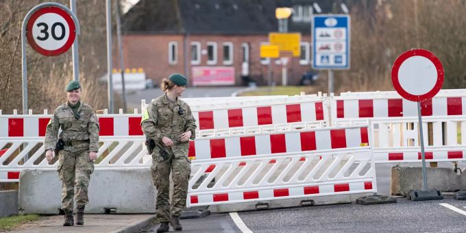 Soldaten stehen an der dänisch-deutschen Grenze. (Symbolbild) Dänemark - Reiseeinschränkungen