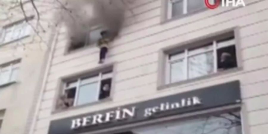 Frau wirft Kinder aus brennendem Haus in Istanbul