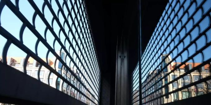 Das Gitter eines Schaufensters an einem Ladengeschäft im Stadtzentrum Leipzigs ist zur Hälfte heruntergelassen. Foto: Sebastian Willnow/dpa-Zentralbild/dpa Das Gitter eines Schaufensters an einem Ladengeschäft im Stadtzentrum Leipzigs ist zur Hälfte heruntergelassen. Foto: Sebastian Willnow/dpa-Zentralbild/dpa
