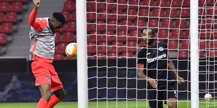 Nach einem Fangfehler von Leverkusens Torwart Niklas Lomb braucht Jordan Siebatcheu (l) nur noch zum 1:0 für Young Boys Bern einzunicken. Foto: Martin Meissner/Pool AP/dpa
