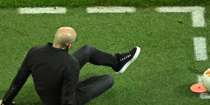 Leverkusens Cheftrainer Peter Bosz ist nach dm Europa-League-Aus endgültig auf dem Boden der Tatsachen angekommen. Foto: Ina Fassbender/AFP POOL/dpa Leverkusens Cheftrainer Peter Bosz ist nach dm Europa-League-Aus endgültig auf dem Boden der Tatsachen angekommen. Foto: Ina Fassbender/AFP POOL/dpa
