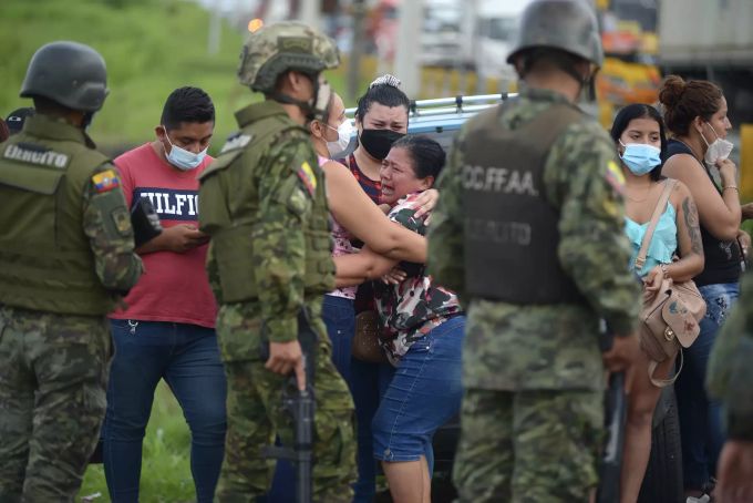 Familienmitglieder von Gefangenen warten ausserhalb der Gefängnisse. Ecuador