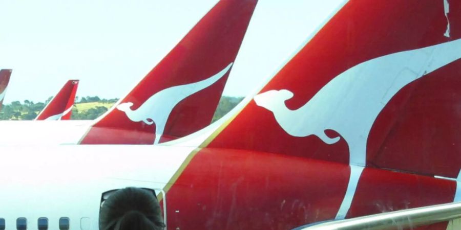 Die australische Fluggesellschaft Qantas hat für das erste Geschäftshalbjahr einen Milliardenverlust ausgewiesen. (Archivbild)