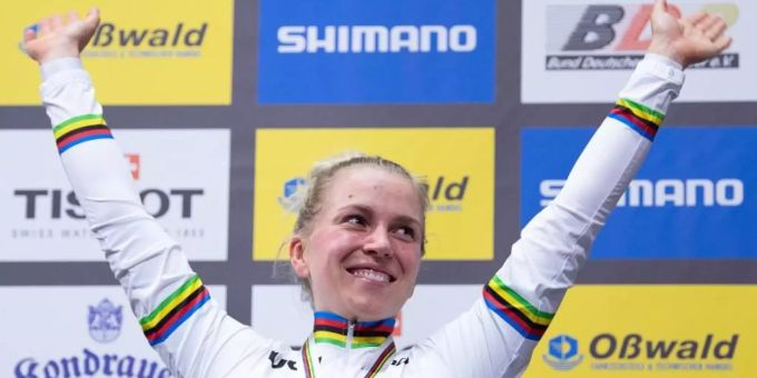 Konnte ihr Regenbogentrikot noch nicht oft auf der Bahn präsentieren: Bahnrad-Weltmeisterin Emma Hinze. Foto: Sebastian Gollnow/dpa Konnte ihr Regenbogentrikot noch nicht oft auf der Bahn präsentieren: Bahnrad-Weltmeisterin Emma Hinze. Foto: Sebastian Gollnow/dpa